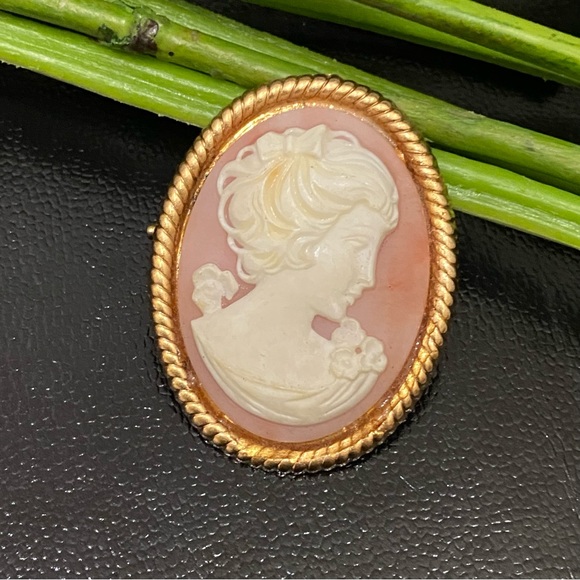 Vintage Unsigned Pink Lady Cameo Gold-tone Victorian Revival Brooch - Picture 2 of 10